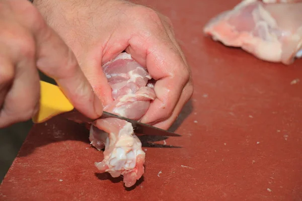 Hühnerfleisch schneiden — Stockfoto