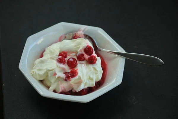 Bayas rojas y yogur — Foto de Stock