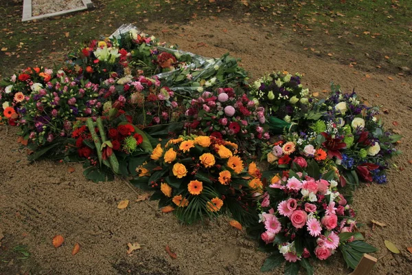 Fleurs sur une tombe — Photo