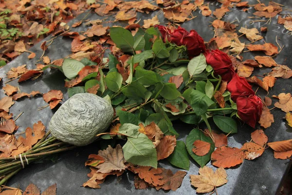 Red roses on a grave — Stock Photo, Image