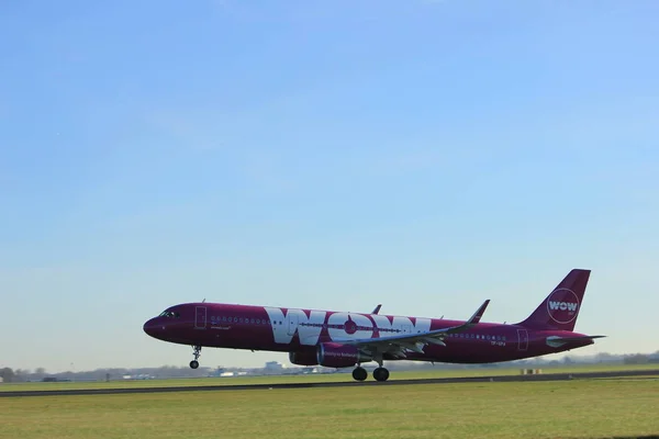 Амстердам, Нидерланды - 25 ноября 2016 года: TF-GPA WOW air Airbus A321 — стоковое фото