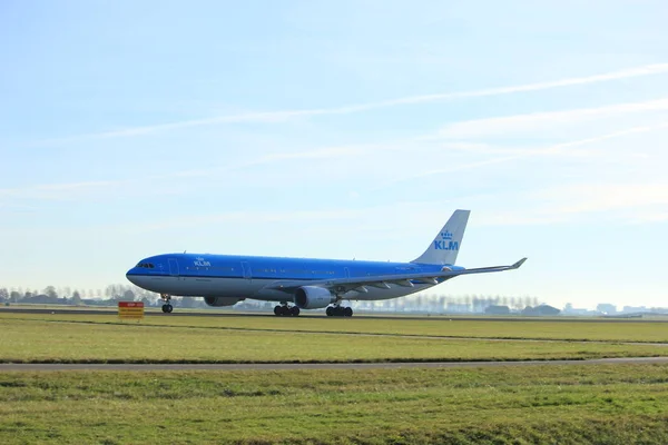 Ámsterdam, Países Bajos - 25 de noviembre de 2016: PH-AKE KLM A330 — Foto de Stock