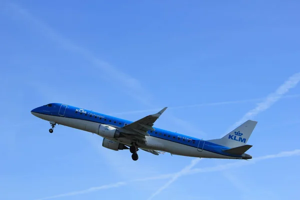 Ámsterdam, Países Bajos - 25 de noviembre de 2016: PH-EZM KLM Cityhopper Embraer ERJ-190STD — Foto de Stock