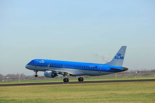Amsterdam, Países Bajos - 25 de noviembre de 2016: PH-EZY KLM Cityhopper Embraer ERJ-190STD —  Fotos de Stock