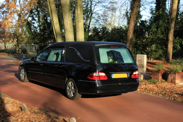 Un coche fúnebre negro — Foto de Stock