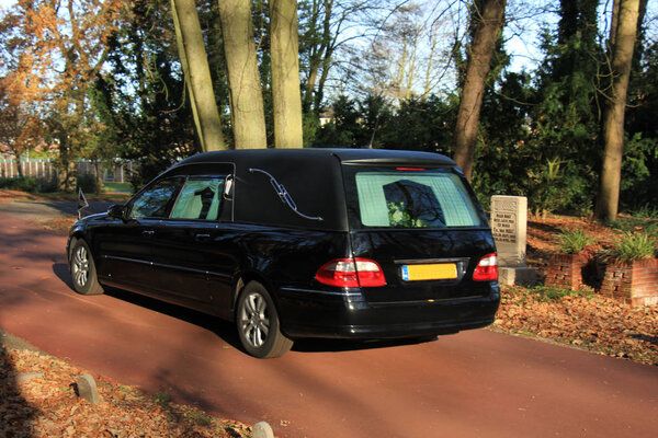  Черный катафалк
