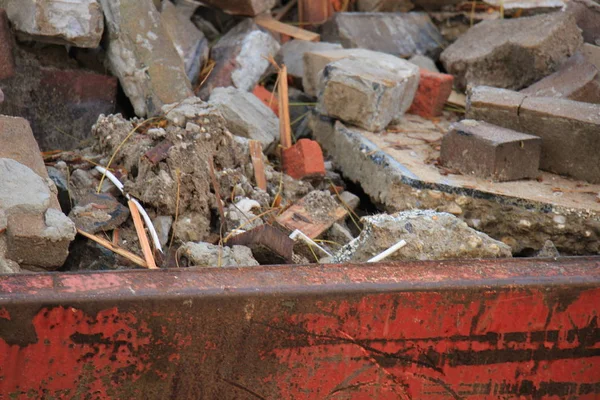 Ladrillos en un contenedor de basura — Foto de Stock