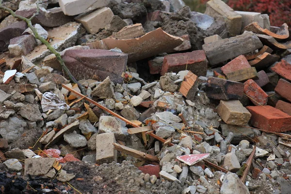 Ladrillos en un contenedor de basura — Foto de Stock