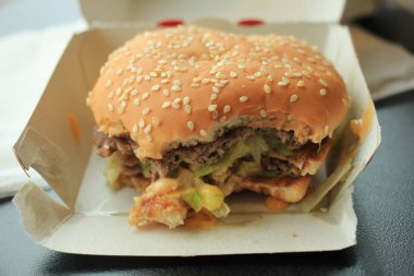 Hamburger in een kartonnen doos