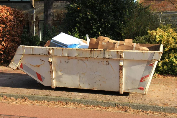 Загруженный мусорный бак — стоковое фото