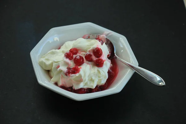 Red berries and yogurt — Stock Photo, Image