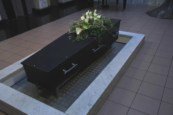 Kist met begrafenis bloemen — Stockfoto
