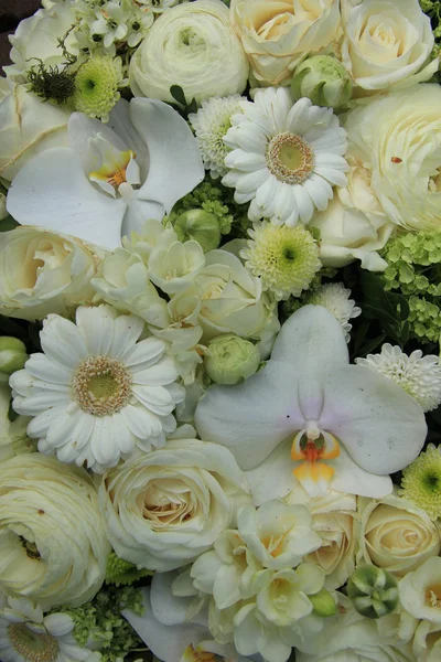 Mixed white wedding flowers — Stock Photo, Image