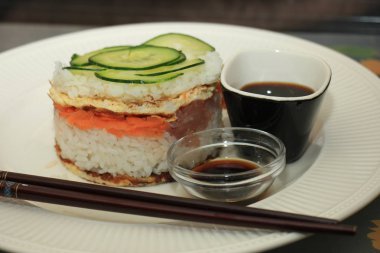 Japon suşi, Oshizushi preslenmiş