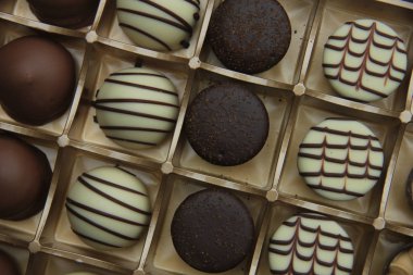 Kutuda çikolatalı şekerler