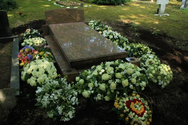 Συλλυπητήρια λουλούδια στον τάφο — Φωτογραφία Αρχείου