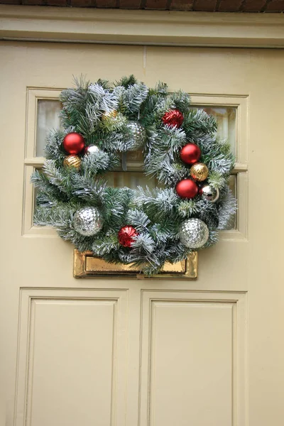 Ghirlanda di Natale con decorazioni — Foto Stock