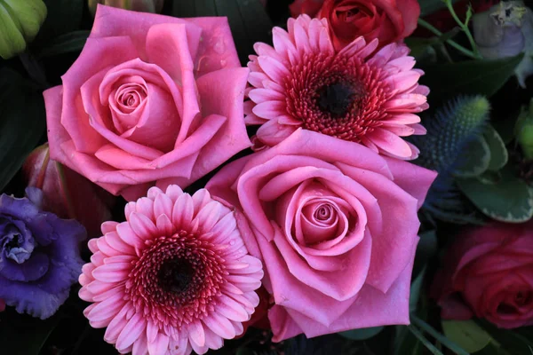 Gerberas y rosas — Foto de Stock