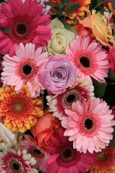 Gerberas와 신부의 꽃다발에서 장미 — 스톡 사진