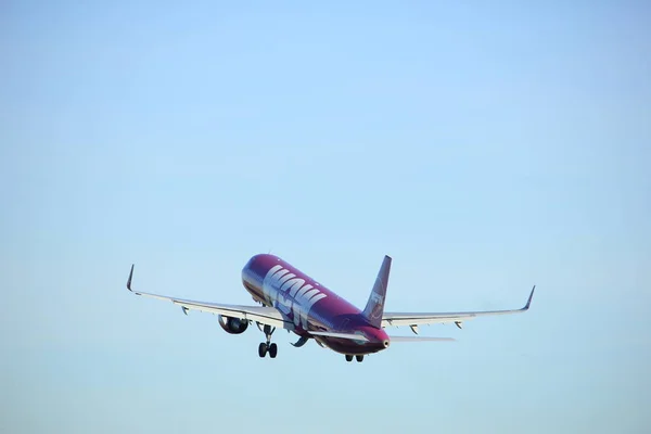 Amesterdão, Países Baixos - 25 de novembro de 2016: TF-GPA WOW air Airbus A321 — Fotografia de Stock