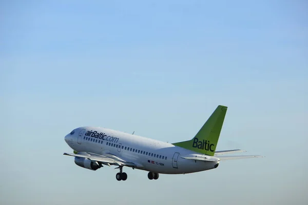 Amsterdam, Holandia - zm. 25 listopada 2016: Yl-Bbm Air Baltic Boeing 737 — Zdjęcie stockowe