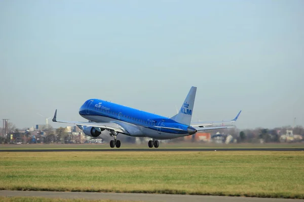 Amsterdam, Países Bajos - 25 de noviembre de 2016: PH-EZB KLM Cityhopper Embraer ERJ-190STD —  Fotos de Stock