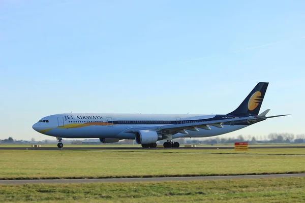 Amsterdã, Holanda - 25 de novembro de 2016: VT-JWT Jet Airways Airbus A330 — Fotografia de Stock