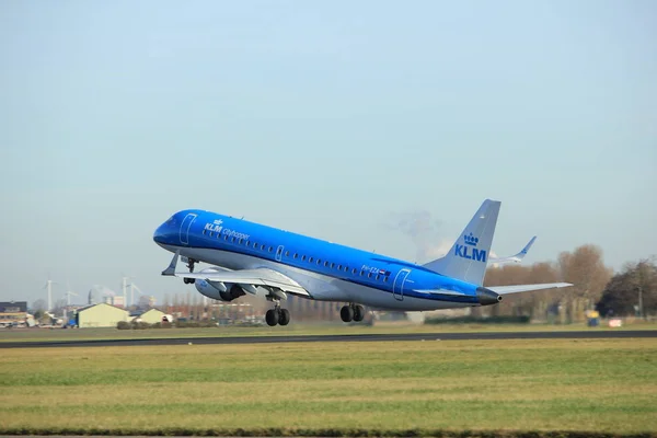 Amsterdam, Belanda - 25 November 2016: PH-EZA KLM Cityhopper Embraer ERJ-190STD — Stok Foto