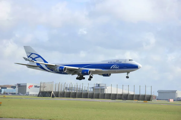 Ámsterdam, Países Bajos, 11 de abril de 2015: VQ-BIA AirBridgeCarg —  Fotos de Stock