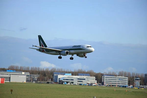 Ámsterdam, Países Bajos, 11 de abril de 2015 EI-DSD Alitalia Airbu —  Fotos de Stock