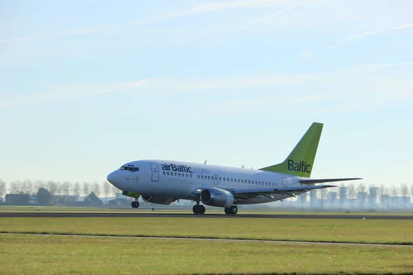 Amsterdam, Holandia - zm. 25 listopada 2016: Yl-Bbm Air Baltic Boeing 737 — Zdjęcie stockowe