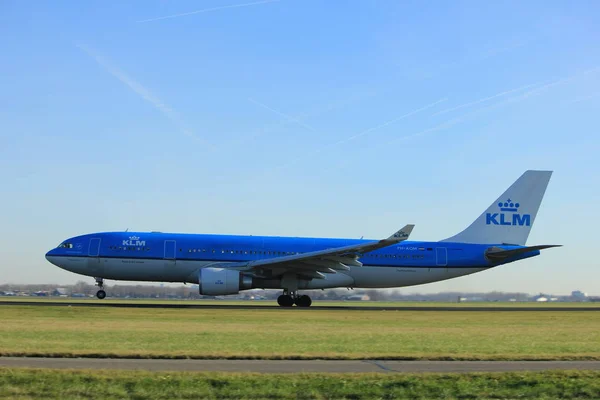 Ámsterdam, Países Bajos - 25 de noviembre de 2016: PH-AOM KLM Royal Dutch Airlines Airbus A330 — Foto de Stock