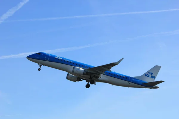 Ámsterdam, Países Bajos - 25 de noviembre de 2016: PH-EZM KLM Cityhopper Embraer ERJ-190STD — Foto de Stock