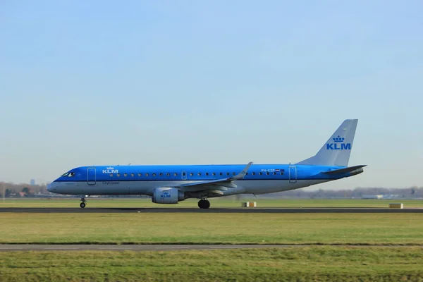 Amsterdam, Nizozemsko - 25. listopadu 2016: Ph-Ezp Klm Cityhopper Embraer Erj-190std — Stock fotografie