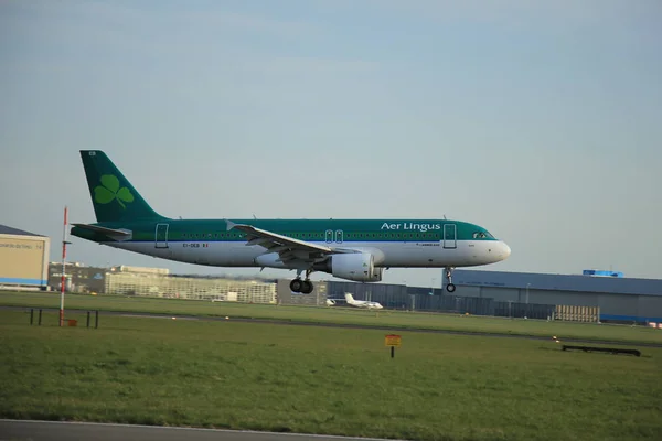 Amsterdam, The Netherlands, april 11, 2015: EI-DEB Aer Lingus Ai — Stock Photo, Image