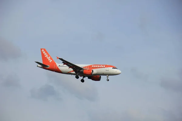 Amsterdam Schiphol Airport - April 1st 2016: G-EZEV easyJet Airb — Stockfoto