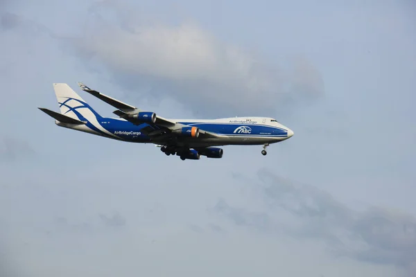 Aeropuerto de Amsterdam Schiphol - 1 de abril 2016: VQ-BHE AirBridgeCar — Foto de Stock