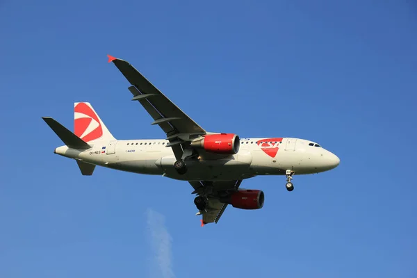 Amsterdam die Niederlande - 6. Mai 2016: ok-neo tschechische Fluggesellschaften — Stockfoto