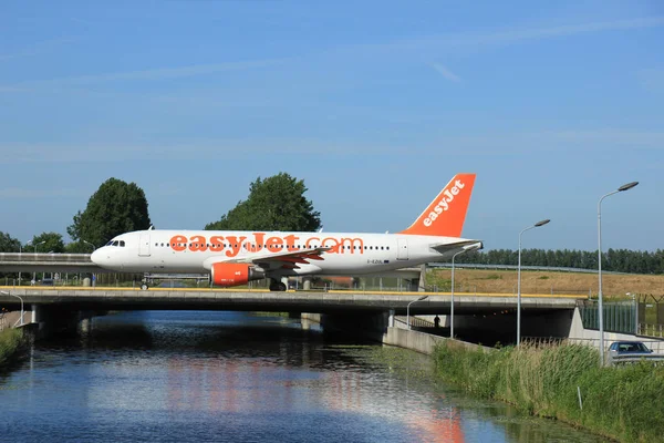 Amsterdam, Nederland - 9 juni 2016: G-Ezul easyjet Airbu — Stockfoto