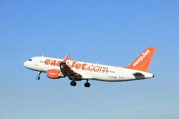 Amsterdam, Nederland -, 18 augustus 2016:G-Ezwt-easyjet — Stockfoto