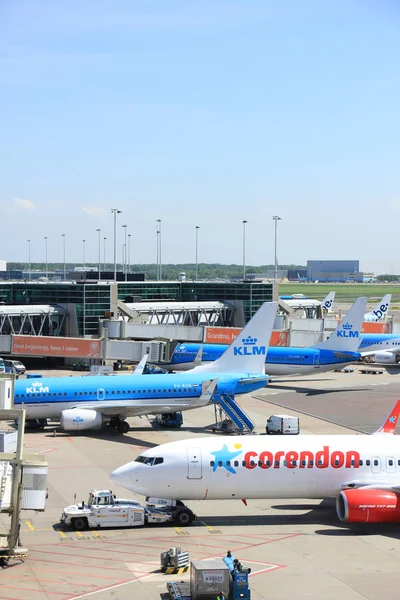 Amsterdam Nederland - mei 13 2016: Vliegtuigen op platform — Stockfoto