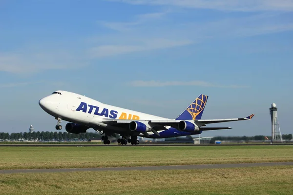 Amsterdam, Holandia - 18 sierpnia 2016: N496mc Atlas Air Boeinga 747-47uf — Zdjęcie stockowe