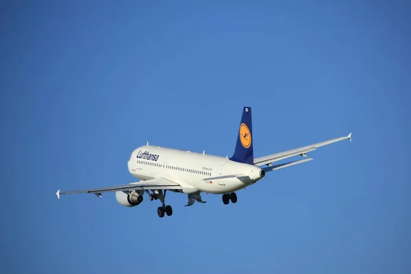 Ámsterdam, Países Bajos - 18 de agosto de 2016: D-AIZO Lufthansa — Foto de Stock