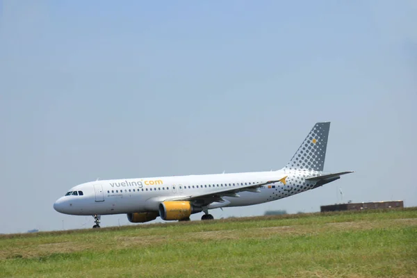 Amsterdam, Niederlande - 12. juni 2015: ec-max vueling airbus — Stockfoto