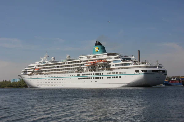 Velsen, Nederländerna - den 6 maj 2016: Ms Amadea Cruise ship — Stockfoto