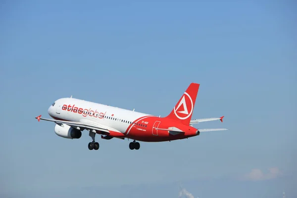 Amsterdam, Nederland - 18 augustus 2016: Tc-Agu Atlasglobal Airbus — Stockfoto