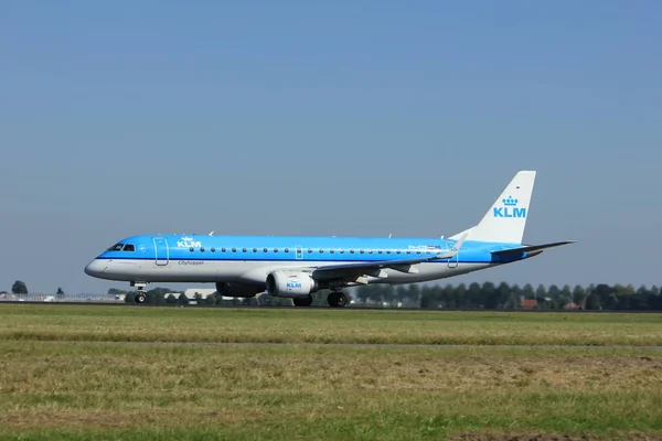 Ámsterdam, Países Bajos - 18 de agosto de 2016: PH-EZR KLM Embraer — Foto de Stock