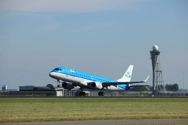 Amsterdam, Países Bajos - 18 de agosto de 2016: PH-EXA KLM Embraer — Foto de Stock
