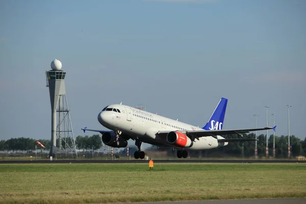 Amsterdam, the Netherlands - August, 18th 2016: OY-KAW SAS Scandinavian Airlines Airbus A320 — Stock Photo, Image