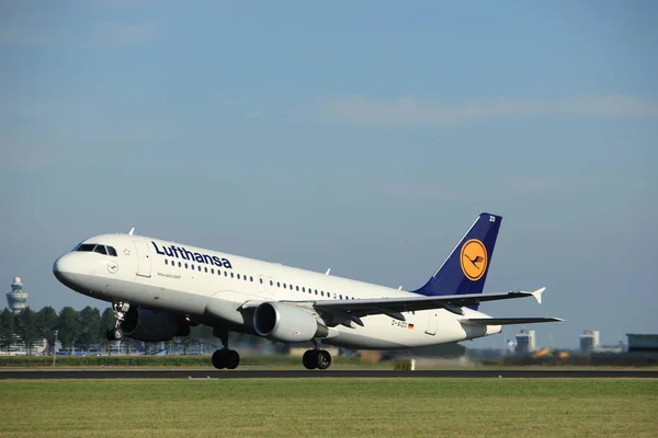 Amsterdam, the Netherlands - August, 18th 2016: D-AIZO Lufthansa — Stock Photo, Image